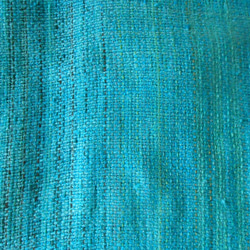 手紡ぎ・手織り　シルク１００％のライトブルーストール 4枚目の画像