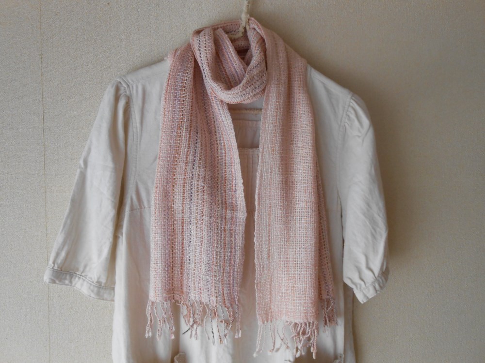 手紡ぎ・手織り　シルク１００％のピンクストール
