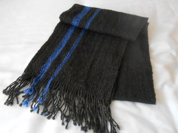 ウール１００％　手紡ぎ・手織り　黒系　マフラー 3枚目の画像