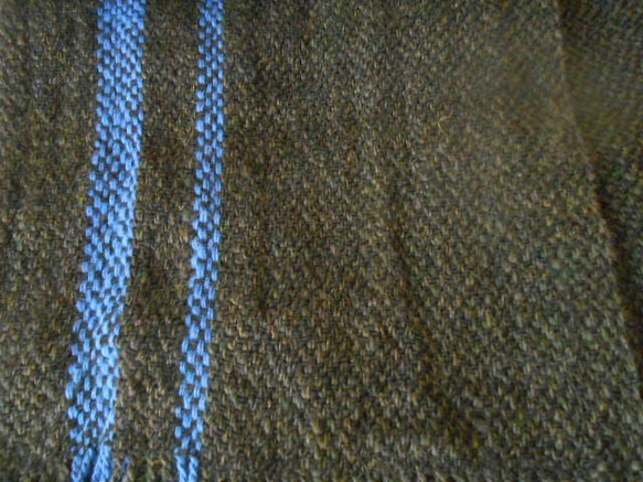 ウール１００％　手紡ぎ・手織り　黒系　マフラー 4枚目の画像