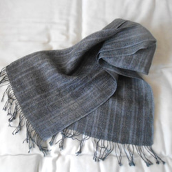 手紡ぎ手織り　シルクと麻のグレーストール 3枚目の画像