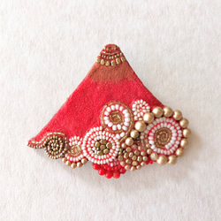 赤富士ぐものブローチ　Lサイズ・くもシリーズ・ビーズ刺繍 /ブローチ 1枚目の画像
