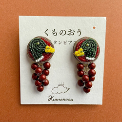マガモと赤い実のピアス・鳥シリーズ・ビーズ刺繍 1枚目の画像
