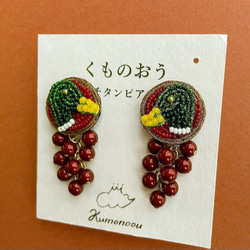 マガモと赤い実のピアス・鳥シリーズ・ビーズ刺繍 3枚目の画像
