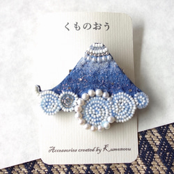 『受注制作　1/21まで限定受付』富士山ぐものブローチ　大・くもシリーズ・ビーズ刺繍 /ブローチ 1枚目の画像