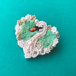 白鳥とグリーンのハートのブローチ・鳥シリーズ・ビーズ刺繍 /ブローチ 「creema限定」 2枚目の画像