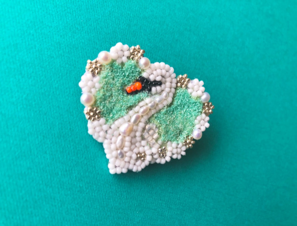 白鳥とグリーンのハートのブローチ・鳥シリーズ・ビーズ刺繍 /ブローチ 「creema限定」 2枚目の画像