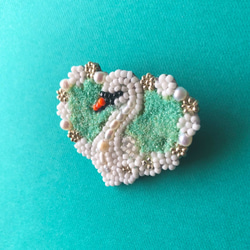 白鳥とグリーンのハートのブローチ・鳥シリーズ・ビーズ刺繍 /ブローチ 「creema限定」 3枚目の画像