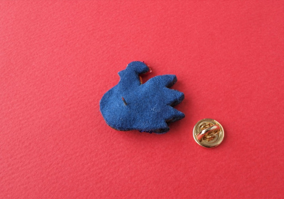 にわとりのピンブローチ・鳥シリーズ・ビーズ刺繍 /ブローチ 4枚目の画像