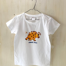 【送料無料】レディースTシャツ/手染め紅型のベニカエルカンコウのTシャツ/ホワイト 1枚目の画像