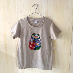 【送料無料】レディースTシャツLサイズ/手染め紅型のポッチャリ猫（ミー）/ベージュグレー 1枚目の画像