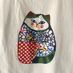 【送料無料】レディースTシャツLサイズ/手染め紅型のポッチャリ猫（ミー）/ベージュグレー 2枚目の画像