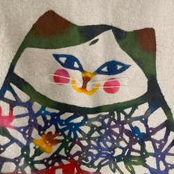 【送料無料】レディースTシャツLサイズ/手染め紅型のポッチャリ猫（ミー）/ベージュグレー 3枚目の画像