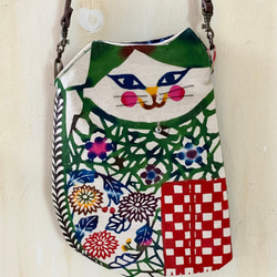 ［再販⭐︎］猫が好き。ハチワレ猫さんの手染め紅型斜め掛けバッグ。【国内送料無料】 1枚目の画像