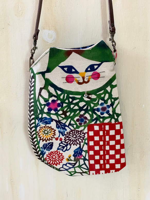 ［再販⭐︎］猫が好き。ハチワレ猫さんの手染め紅型斜め掛けバッグ。【国内送料無料】 1枚目の画像