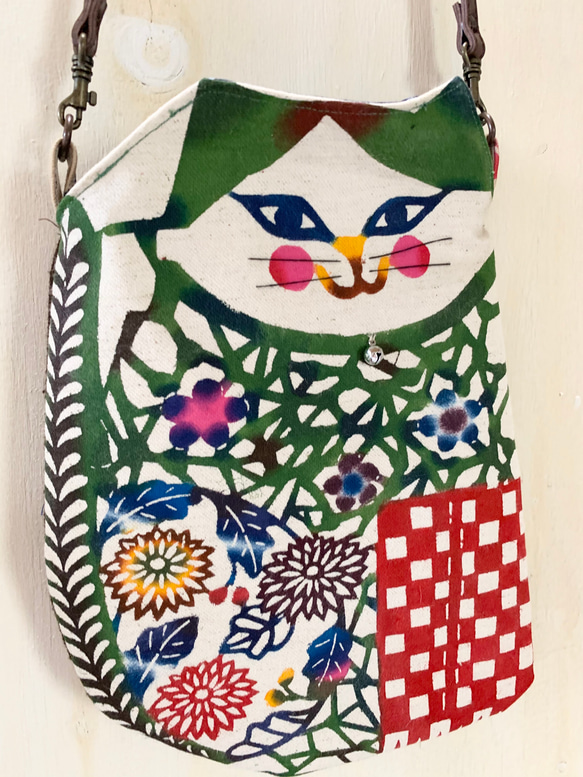 ［再販⭐︎］猫が好き。ハチワレ猫さんの手染め紅型斜め掛けバッグ。【国内送料無料】 2枚目の画像