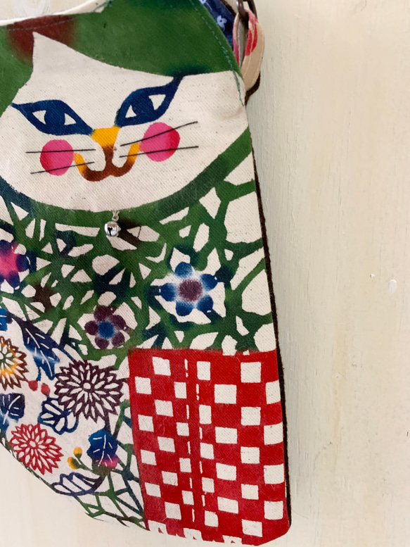 ［再販⭐︎］猫が好き。ハチワレ猫さんの手染め紅型斜め掛けバッグ。【国内送料無料】 3枚目の画像