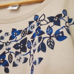 【送料無料】手染め紅型の南の花のTシャツ（藍型ブルー）/ブーゲンビレアとα/レディース 2枚目の画像