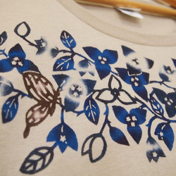 【送料無料】手染め紅型の南の花のTシャツ（藍型ブルー）/ブーゲンビレアとα/レディース 3枚目の画像