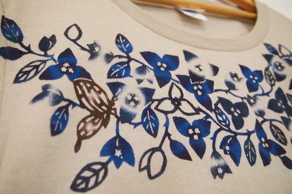 【送料無料】手染め紅型の南の花のTシャツ（藍型ブルー）/ブーゲンビレアとα/レディース 3枚目の画像