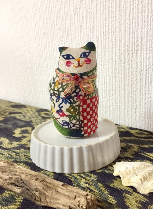 【送料無料】紅型のハチワレ猫の立つぬいぐるみ/緑さん 1枚目の画像