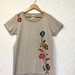 【送料無料】レディースTシャツ/手染め紅型（びんがた）のTシャツ/芥子の花 1枚目の画像