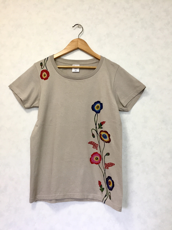 【送料無料】レディースTシャツ/手染め紅型（びんがた）のTシャツ/芥子の花 1枚目の画像