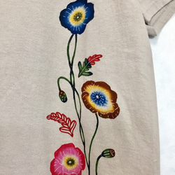 【送料無料】レディースTシャツ/手染め紅型（びんがた）のTシャツ/芥子の花 2枚目の画像