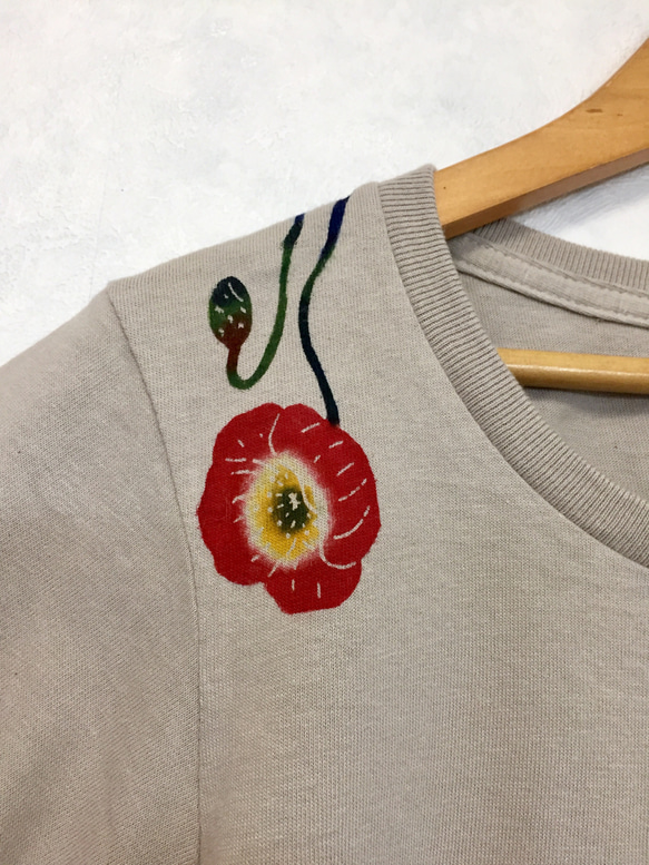 【送料無料】レディースTシャツ/手染め紅型（びんがた）のTシャツ/芥子の花 3枚目の画像