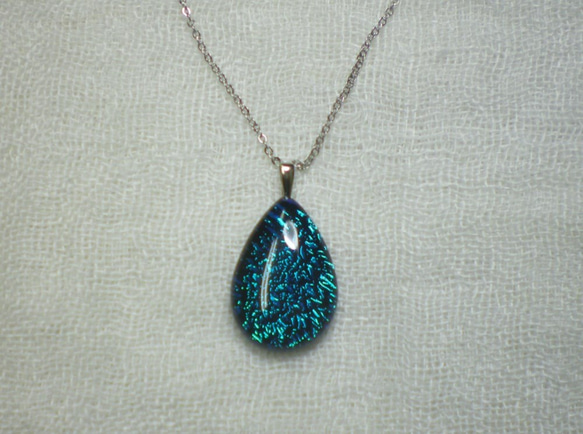 氷裂文ダイクロガラス しずく型ペンダント 青 ネックレス・ペンダント