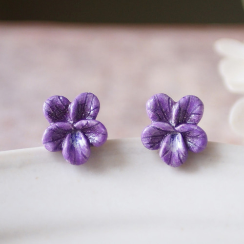 イヤリング変更可)花笑みスミレのピアス ピアス（スタッド・一粒