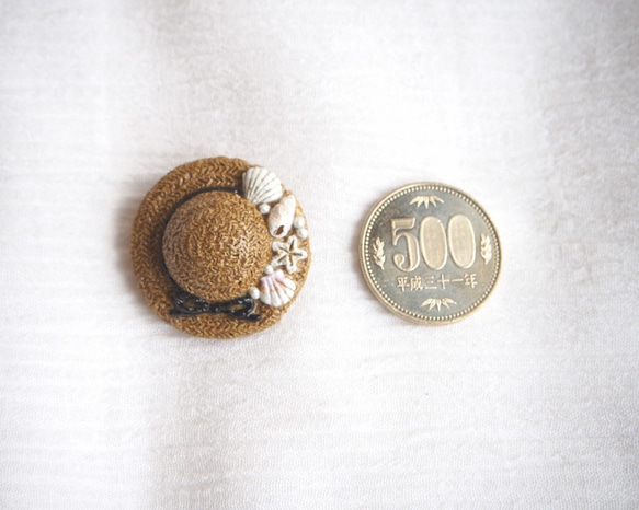 貝殼裝飾草帽胸針（淺茶色×黑色） 第3張的照片