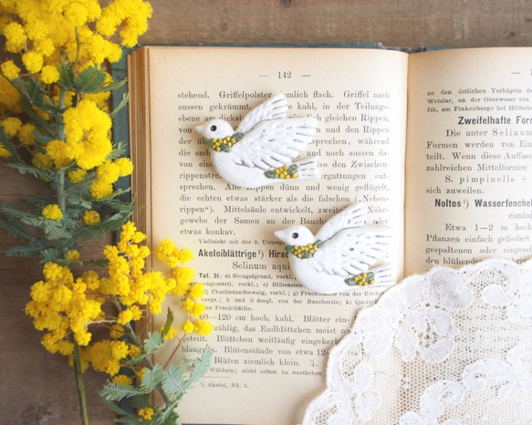 (春限定)おめかしミモザハトのブローチ　 2枚目の画像