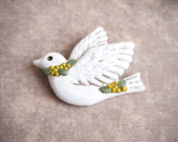 (春限定)おめかしミモザハトのブローチ　 3枚目の画像