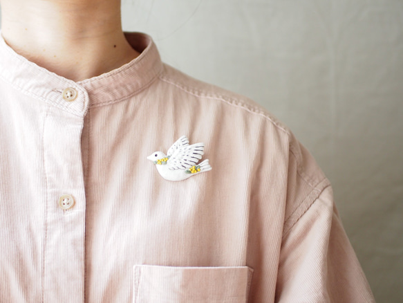 (春限定)おめかしミモザハトのブローチ　 4枚目の画像