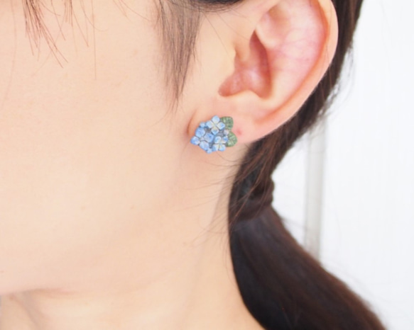 【訂單生產1個月】（耳環可換）雨滴繡球耳環（天藍色） 第3張的照片