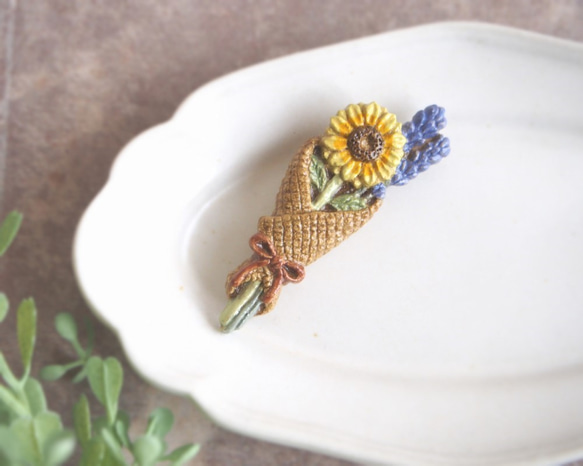 ヒマワリとラベンダーのナチュラルブーケブローチ 1枚目の画像