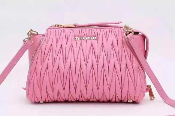 MIUMIUミュウミュウ 可愛い 人気美品 バッグ ショルダーバッグ