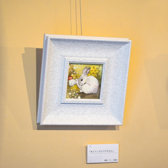 絵本ブローチ《本とリンゴとウサギさん》【手描きイラスト・陶土ブローチ】 8枚目の画像