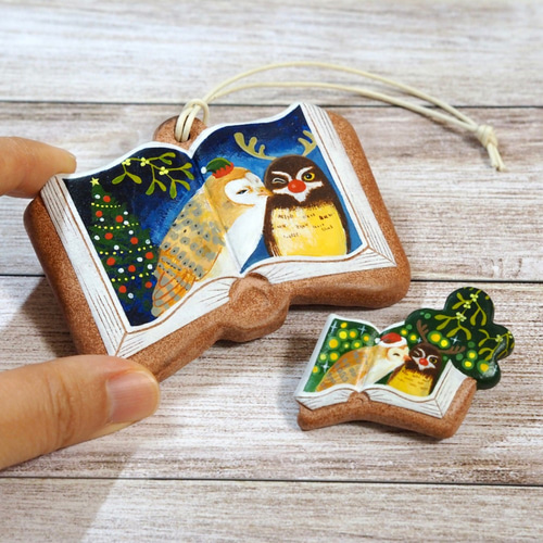 絵本みたいな手描き絵オーナメント《クリスマスのフクロウ》陶器