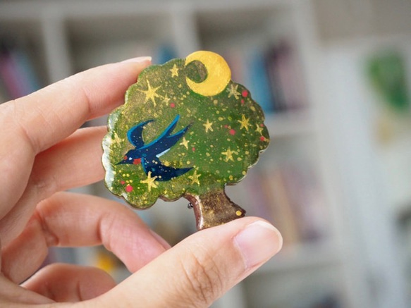 月夜に輝くつばめの木・石塑粘土のブローチ 2枚目の画像