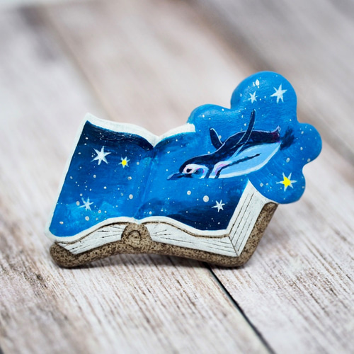 絵本ブローチ《夜空飛ぶペンギン》【手描きイラスト・陶土ブローチ
