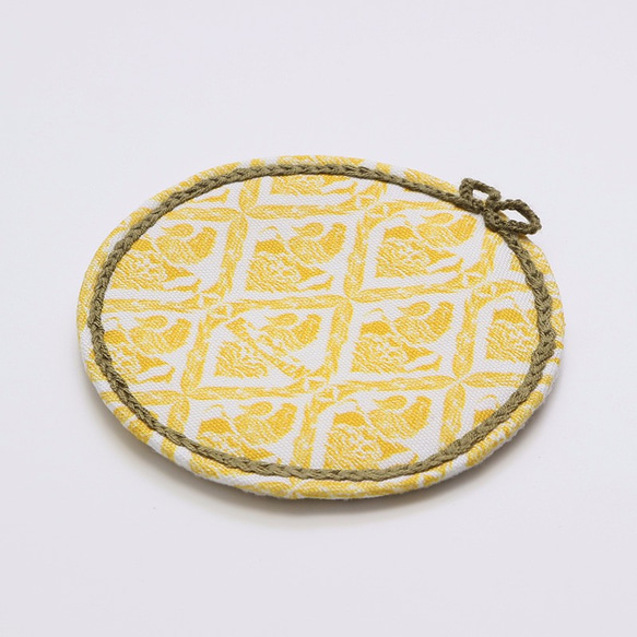 手刺繍のコースター　white x yellow ダマスク 6枚目の画像