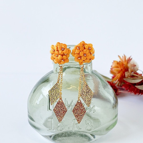 刺繍糸で編んだ金木犀のピアス／イヤリング(煌めくスターダスト