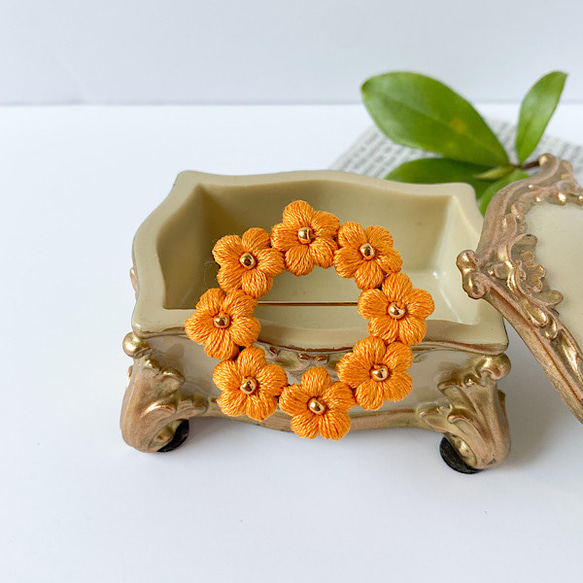 刺繍糸で編んだ金木犀色のサークルブローチ ブローチ 三日月0414