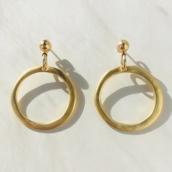 大ぶり ヴィンテージ 風 ハンドメイド ピアス ゴールド メタル フープ  