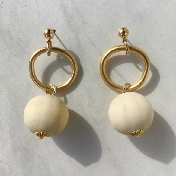 大ぶり ヴィンテージ 風 ハンドメイド ピアス ゴールド メタル 変形 