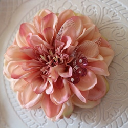 商品名【杏寿】poko❤ ピンク系*菊と椿のお正月リース造花フラワーリース 紅白椿の刺繍リース リース Ami 通販 18172993｜Creema(クリーマ)