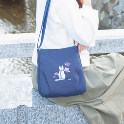 【藍・柿渋染】ショルダーバッグ「猫刺繍/クレープ」IZ-20sn 1枚目の画像