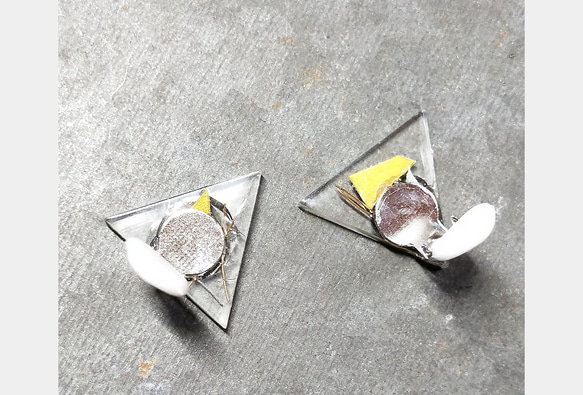 Clear triangle clip earrings01 3枚目の画像